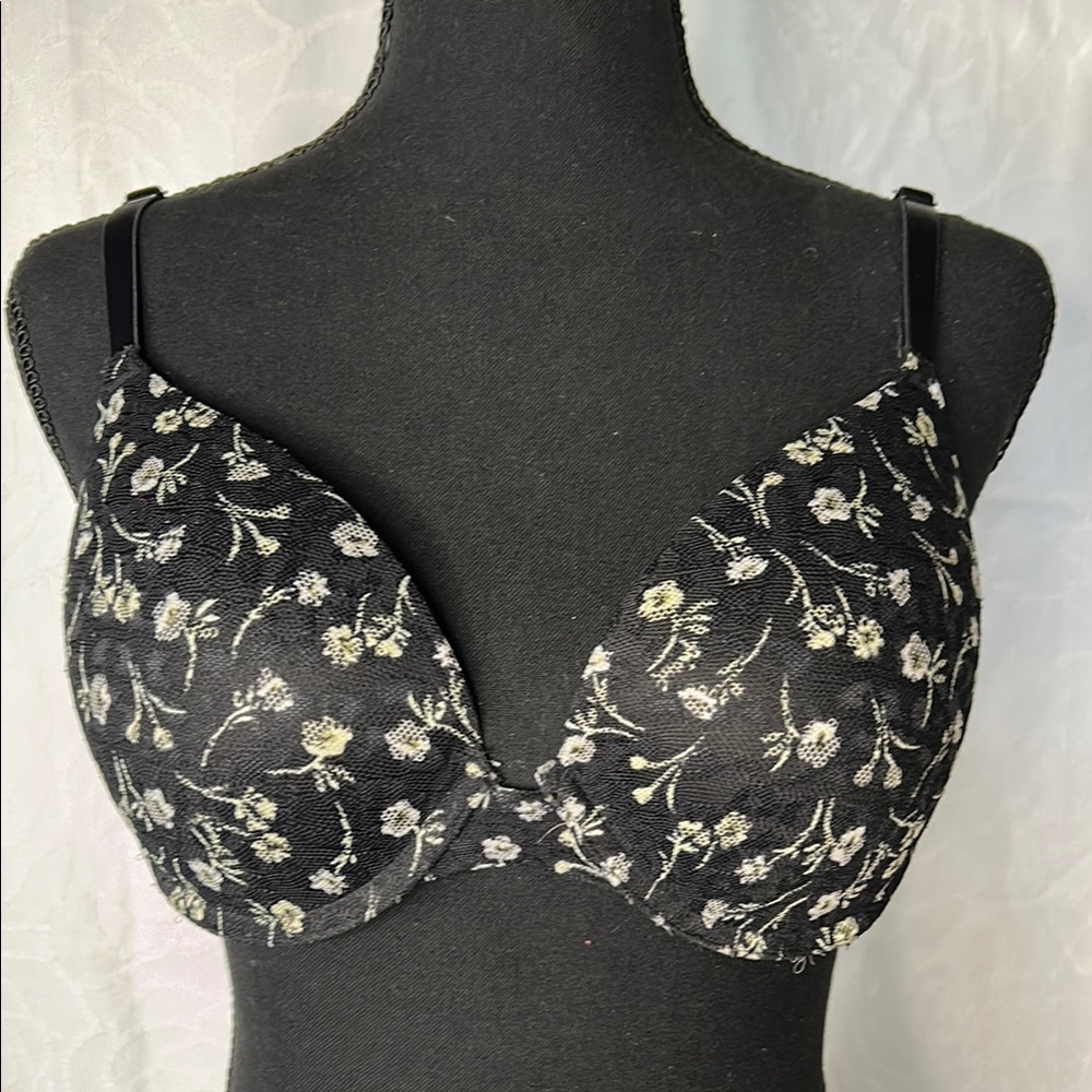 PINK Victoria’s Secret floral lace black/white padded bra w/underwire. Size 36 C